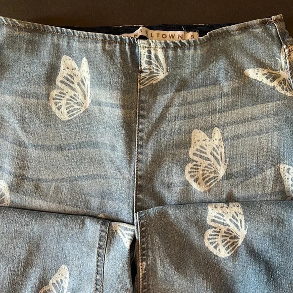 High-Rise Pull-On Flare-Bottom Jeans Size 9 - Picture 5 of 5